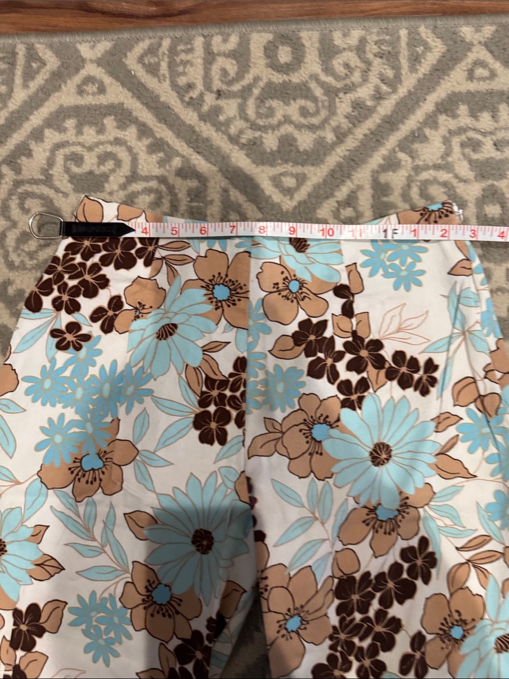 Two pairs women’s capris - Picture 4 of 8